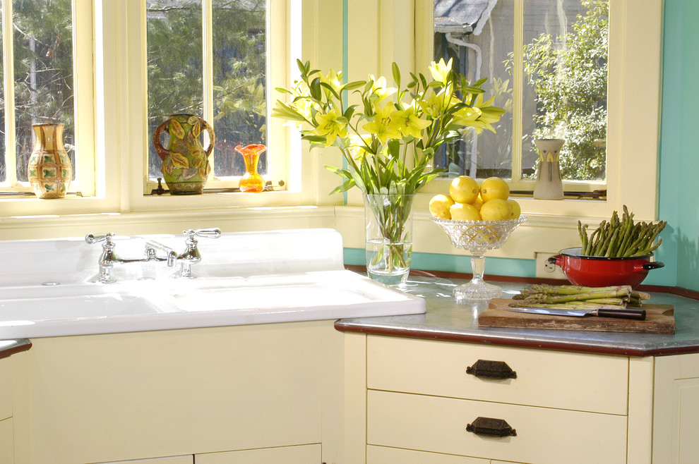 Foto di una grande cucina stile rurale chiusa con lavello a doppia vasca, ante lisce, ante bianche e elettrodomestici colorati
