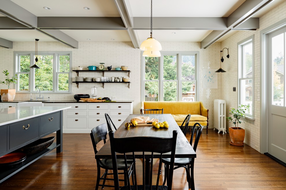 Klassisk inredning av ett kök och matrum, med en rustik diskho, skåp i shakerstil, grå skåp, marmorbänkskiva, vitt stänkskydd och stänkskydd i tunnelbanekakel