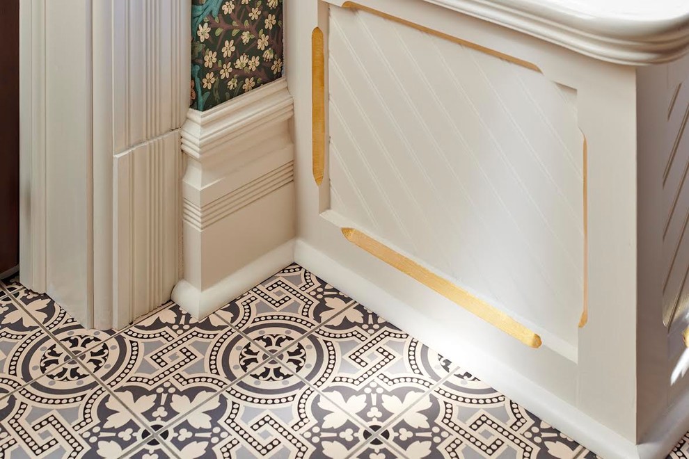 Inredning av ett klassiskt avskilt vit vitt u-kök, med en rustik diskho, luckor med profilerade fronter, vita skåp, marmorbänkskiva, vitt stänkskydd, integrerade vitvaror, klinkergolv i keramik, en köksö och flerfärgat golv