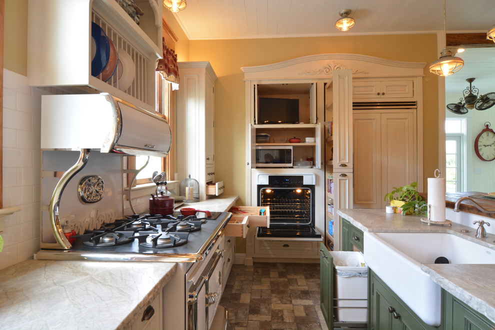 サンルイスオビスポにある小さなヴィクトリアン調のおしゃれなキッチン (エプロンフロントシンク、レイズドパネル扉のキャビネット、白いキャビネット、珪岩カウンター、白いキッチンパネル、サブウェイタイルのキッチンパネル、パネルと同色の調理設備、レンガの床、グレーの床、白いキッチンカウンター) の写真