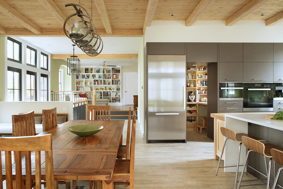 Exempel på ett mellanstort klassiskt kök, med en enkel diskho, släta luckor, grå skåp, marmorbänkskiva, grönt stänkskydd, stänkskydd i porslinskakel, rostfria vitvaror, ljust trägolv och en köksö