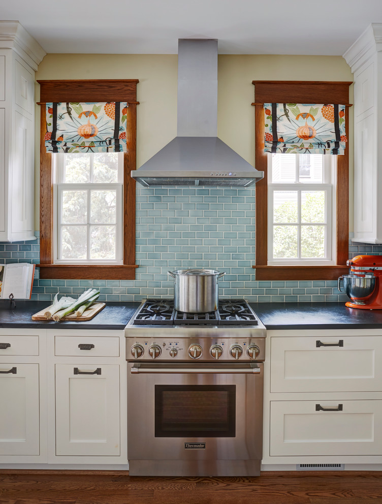 Exempel på ett stort amerikanskt kök, med en rustik diskho, skåp i shakerstil, vita skåp, bänkskiva i täljsten, blått stänkskydd, stänkskydd i keramik, rostfria vitvaror, mellanmörkt trägolv och en halv köksö