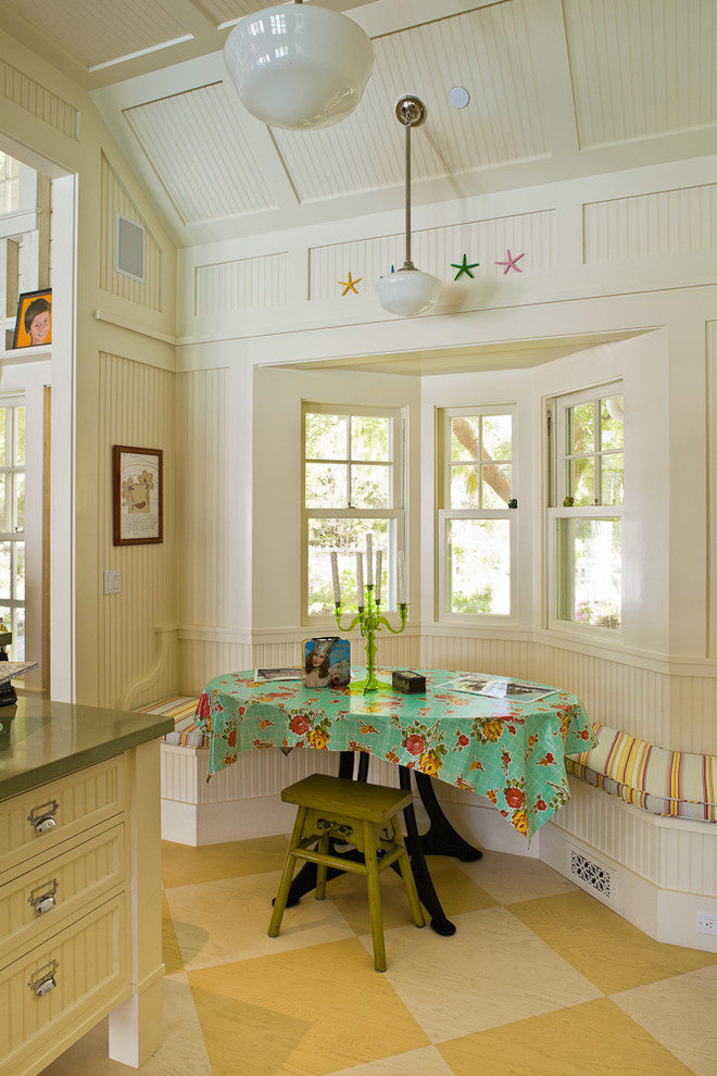 Источник вдохновения для домашнего уюта: кухня в стиле кантри с обеденным столом и эркером