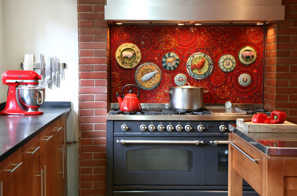 Inredning av ett eklektiskt kök, med rött stänkskydd och svarta vitvaror