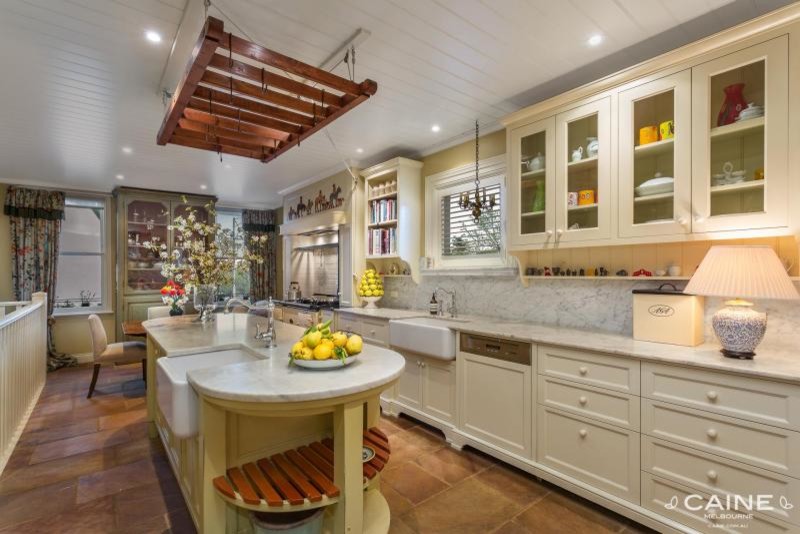 Klassische Küche mit Unterbauwaschbecken, Marmor-Arbeitsplatte, Rückwand aus Stein, Schieferboden und Kücheninsel in Melbourne