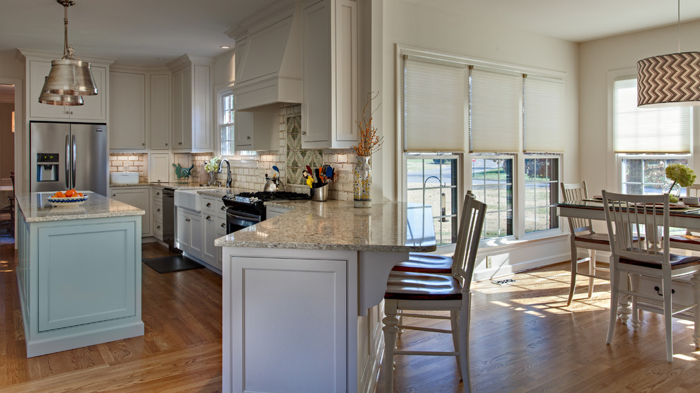 ナッシュビルにあるラスティックスタイルのおしゃれなキッチン (エプロンフロントシンク、シェーカースタイル扉のキャビネット、白いキャビネット、珪岩カウンター、白いキッチンパネル、シルバーの調理設備、無垢フローリング) の写真