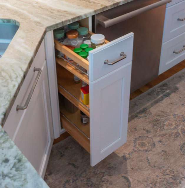 View of the Pullout storage near the corner sink area Di transizione Cucina New York di