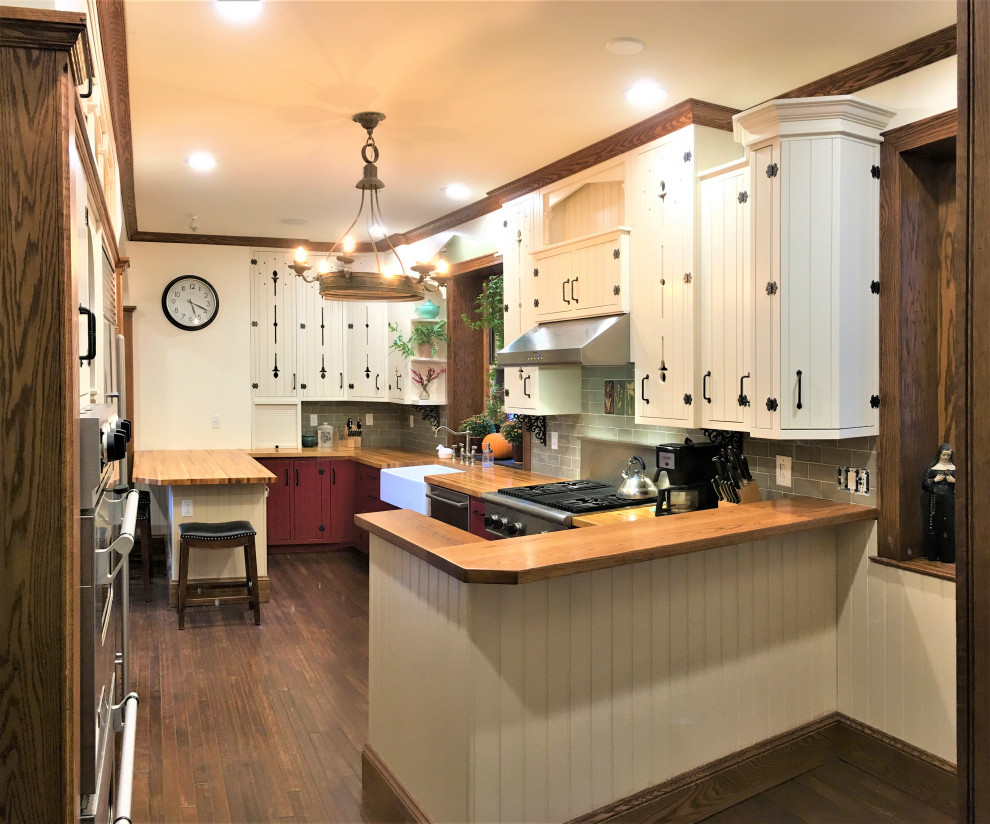 Bild på ett stort vintage brun brunt kök, med en rustik diskho, luckor med profilerade fronter, vita skåp, träbänkskiva, grönt stänkskydd, stänkskydd i porslinskakel, rostfria vitvaror, mellanmörkt trägolv, brunt golv och en köksö