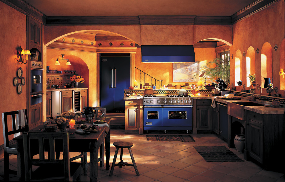 Inspiration för stora rustika kök, med en rustik diskho, luckor med profilerade fronter, skåp i mörkt trä, bänkskiva i kalksten, flerfärgad stänkskydd, stänkskydd i keramik, färgglada vitvaror, klinkergolv i keramik och en halv köksö