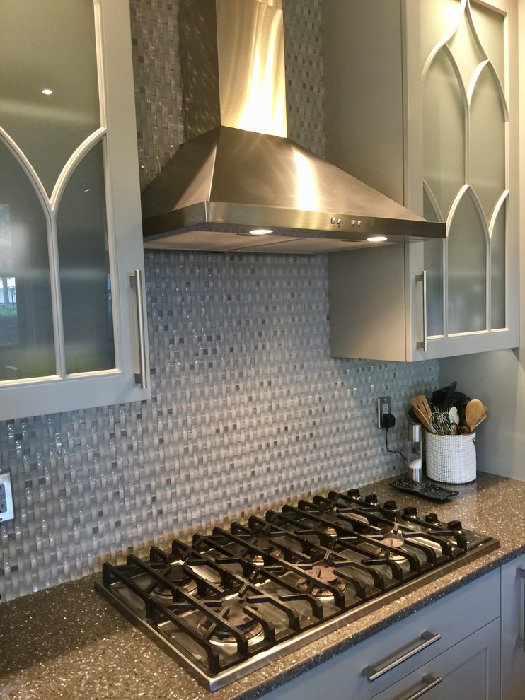 Bild på ett mellanstort vintage kök, med en rustik diskho, skåp i shakerstil, grå skåp, bänkskiva i kvarts, vitt stänkskydd, stänkskydd i glaskakel, rostfria vitvaror, betonggolv, en köksö och flerfärgat golv