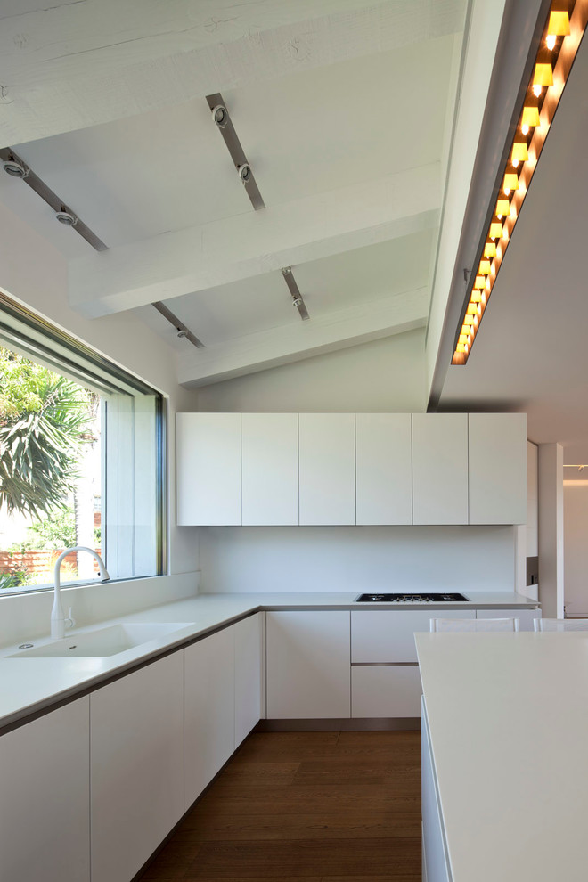 Design ideas for a modern kitchen in Tel Aviv.