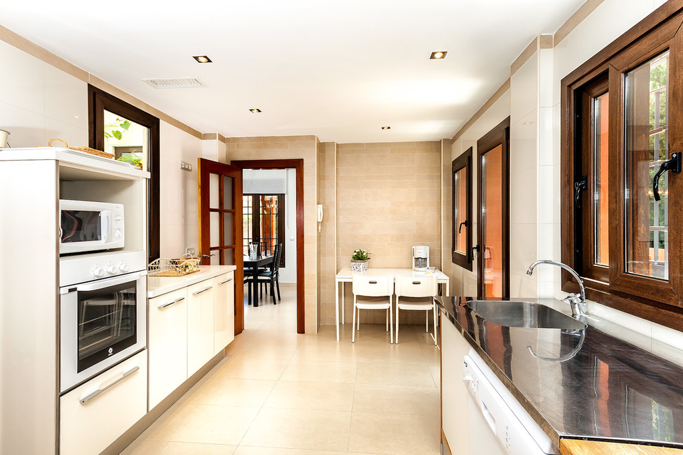 Kitchen - transitional kitchen idea in Malaga