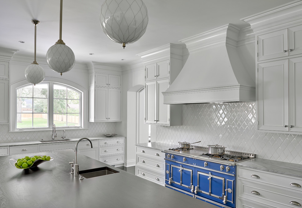 Zweizeilige Mediterrane Küche mit weißen Schränken, Küchenrückwand in Weiß, Rückwand aus Keramikfliesen, dunklem Holzboden, Kücheninsel und braunem Boden in Chicago