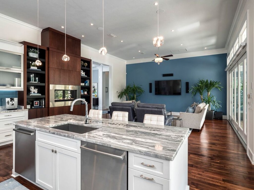 Große Klassische Wohnküche in L-Form mit Unterbauwaschbecken, Schrankfronten im Shaker-Stil, weißen Schränken, Marmor-Arbeitsplatte, Küchengeräten aus Edelstahl, braunem Holzboden, Küchenrückwand in Blau, Rückwand aus Metrofliesen und zwei Kücheninseln in Miami