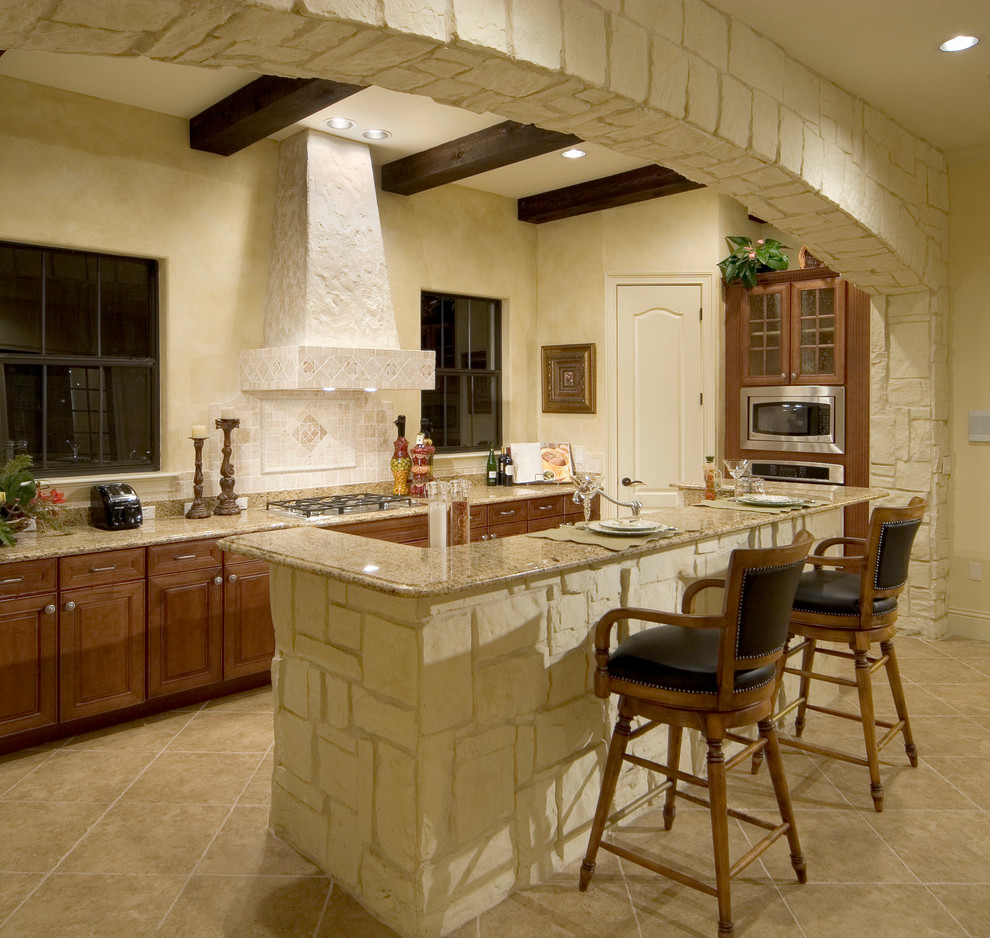 Foto på ett medelhavsstil kök, med rostfria vitvaror