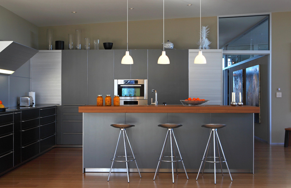 Свежая идея для дизайна: кухня в современном стиле с техникой из нержавеющей стали - отличное фото интерьера