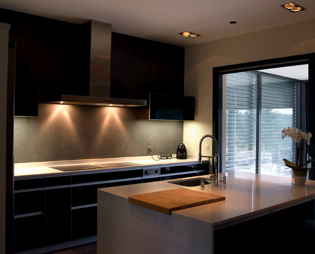 Idee per una grande cucina minimalista con lavello sottopiano, ante di vetro, ante nere, top in quarzite, paraspruzzi grigio, paraspruzzi con piastrelle in terracotta e parquet scuro