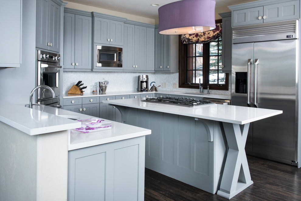 Klassische Küche in U-Form mit Schrankfronten mit vertiefter Füllung, blauen Schränken, Küchengeräten aus Edelstahl, dunklem Holzboden und Kücheninsel in Denver