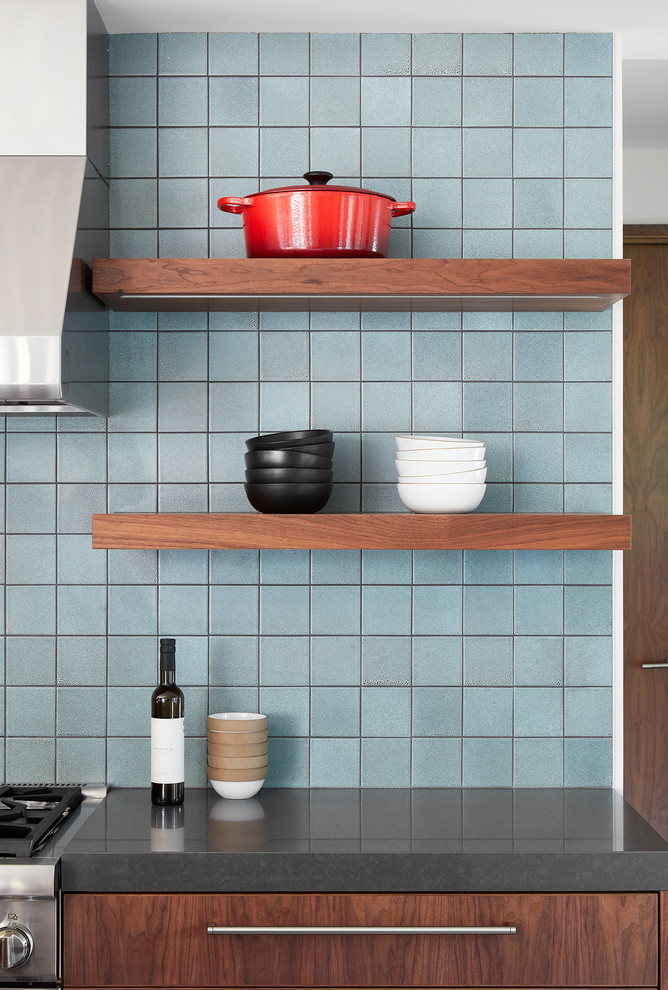 Idee per un'ampia cucina abitabile minimalista con ante lisce, ante in legno bruno, top in quarzo composito, paraspruzzi blu, paraspruzzi con piastrelle in ceramica e elettrodomestici in acciaio inossidabile