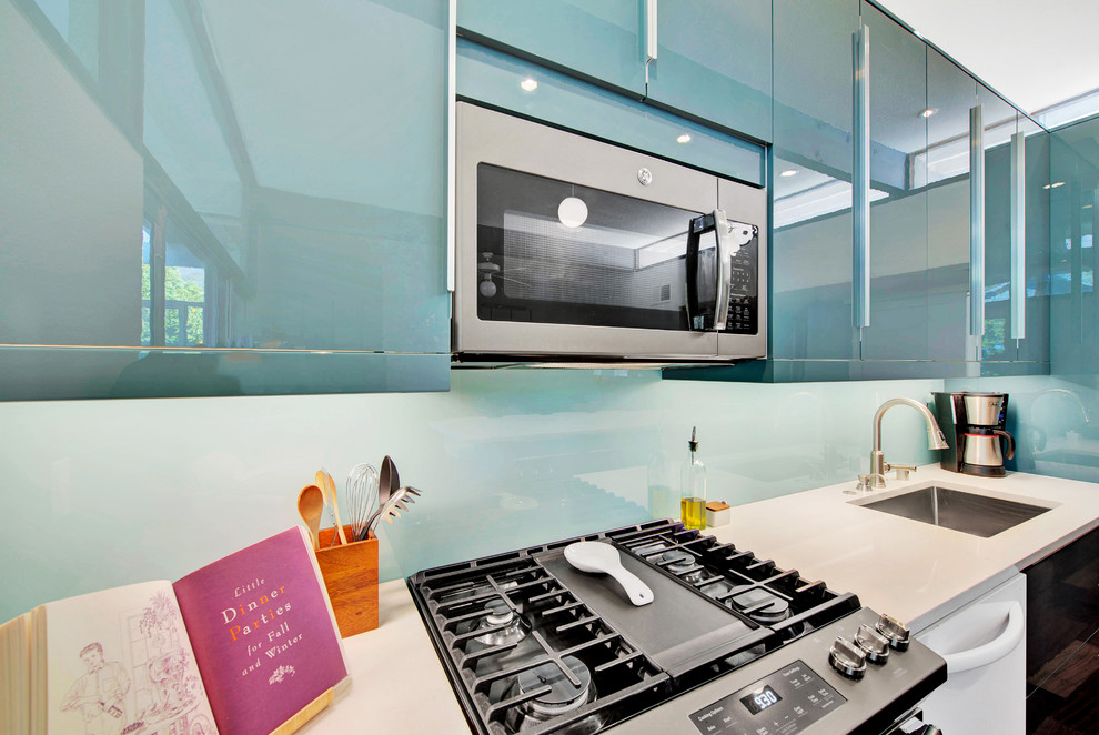 Kitchen - mid-sized modern kitchen idea in Sacramento with quartz countertops and glass sheet backsplash