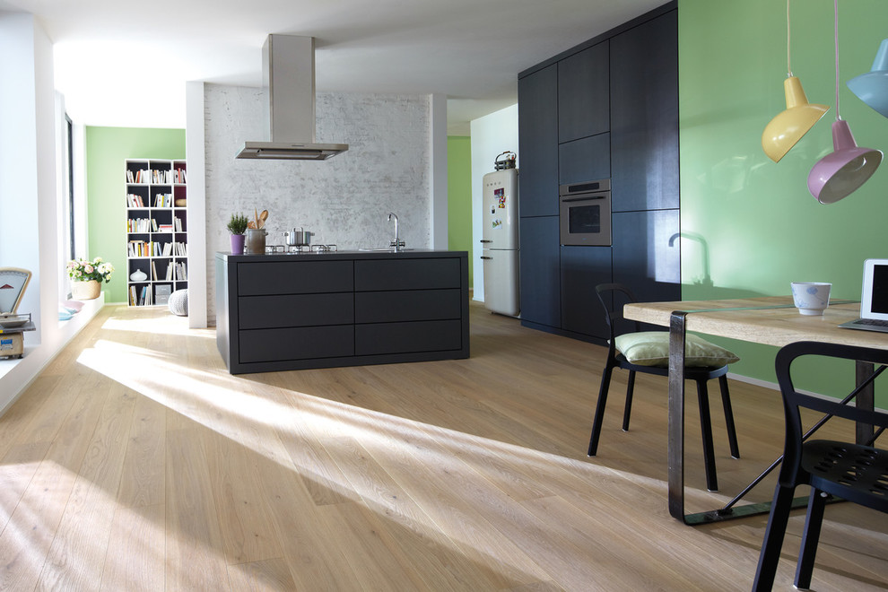 Große Moderne Küche mit braunem Holzboden und beigem Boden in Sonstige