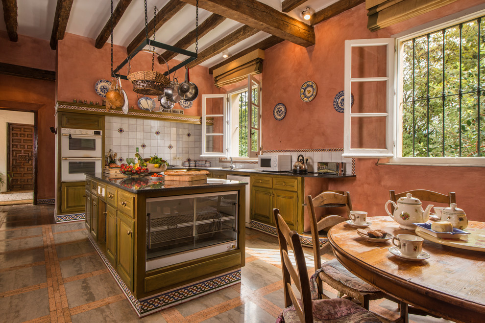Esempio di una grande cucina stile rurale con ante con bugna sagomata, ante verdi, paraspruzzi bianco, elettrodomestici bianchi e pavimento in marmo