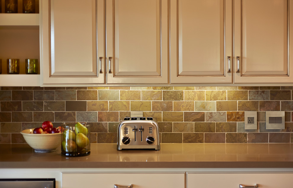 Imagen de cocina contemporánea con puertas de armario beige, salpicadero multicolor y electrodomésticos de acero inoxidable