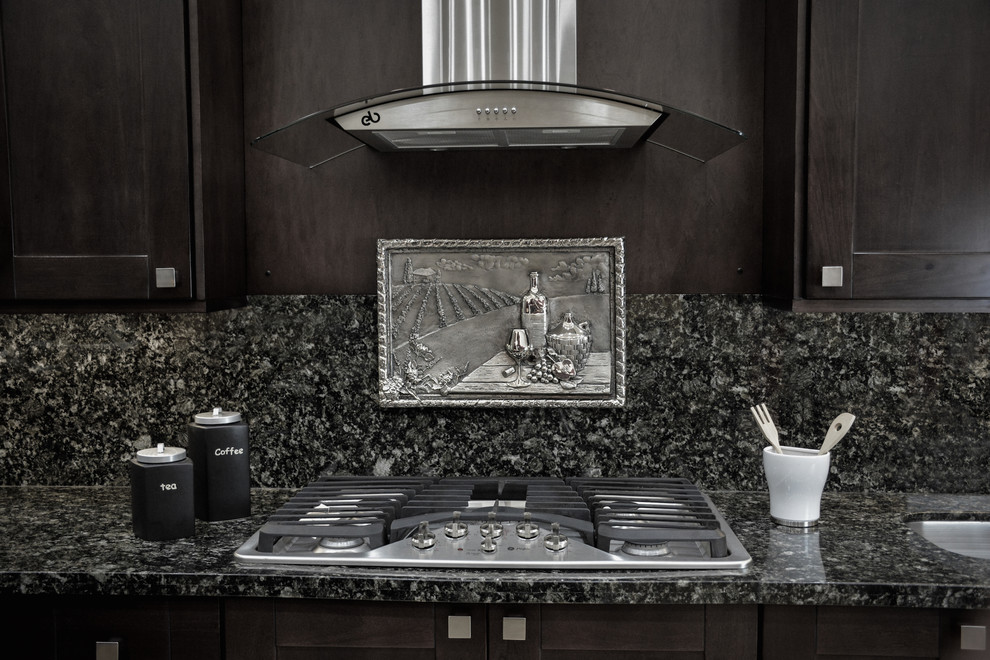 ダラスにある高級な中くらいなコンテンポラリースタイルのおしゃれなキッチンの写真