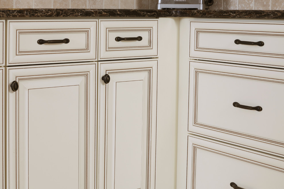 Bild på ett stort medelhavsstil kök, med en enkel diskho, luckor med upphöjd panel, vita skåp, bänkskiva i kvartsit, beige stänkskydd, stänkskydd i keramik, rostfria vitvaror och klinkergolv i keramik