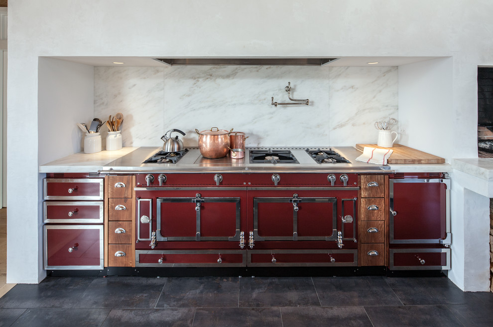 Imagen de cocina clásica con puertas de armario rojas, salpicadero blanco y electrodomésticos de colores