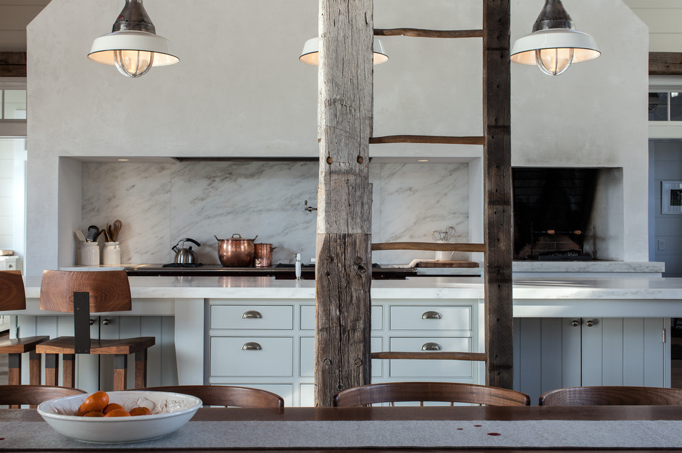 Idéer för ett klassiskt kök och matrum, med luckor med profilerade fronter, grå skåp, marmorbänkskiva, vitt stänkskydd och stänkskydd i sten