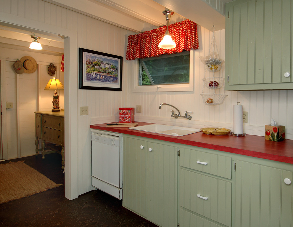 デトロイトにあるシャビーシック調のおしゃれなキッチン (白い調理設備、赤いキッチンカウンター) の写真