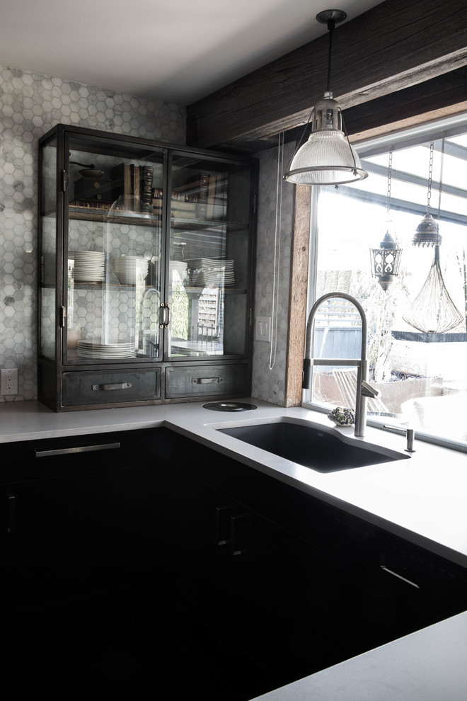На фото: отдельная, п-образная кухня среднего размера в стиле фьюжн с врезной мойкой, серым фартуком, столешницей из кварцита и фартуком из плитки мозаики