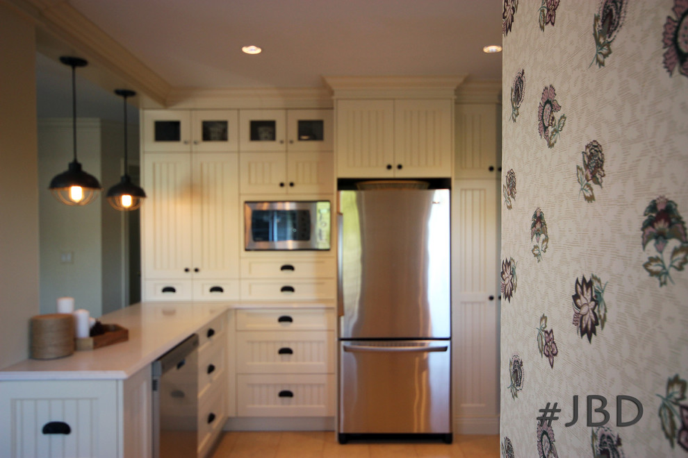 Idée de décoration pour une arrière-cuisine chalet en U avec un placard avec porte à panneau encastré, des portes de placard beiges, un électroménager en acier inoxydable et un sol en liège.