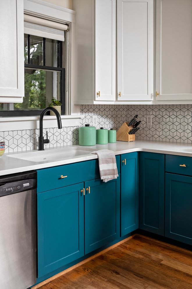 Moderne Küche mit Schrankfronten mit vertiefter Füllung, türkisfarbenen Schränken, Küchenrückwand in Weiß, Rückwand aus Keramikfliesen, hellem Holzboden und weißer Arbeitsplatte in Atlanta