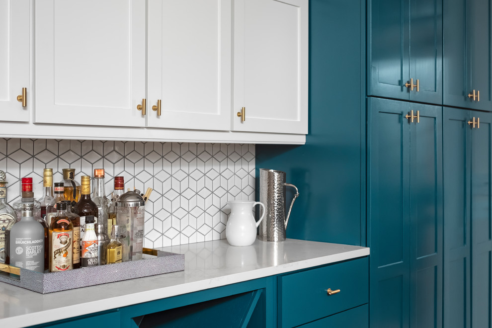 Cette image montre une cuisine minimaliste avec un placard avec porte à panneau encastré, des portes de placard turquoises, une crédence blanche, une crédence en céramique, parquet clair et un plan de travail blanc.