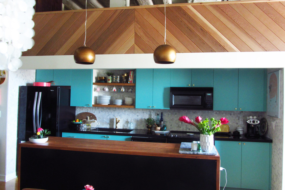 トロントにあるミッドセンチュリースタイルのおしゃれなキッチン (フラットパネル扉のキャビネット、緑のキャビネット、大理石カウンター、白いキッチンパネル、モザイクタイルのキッチンパネル) の写真