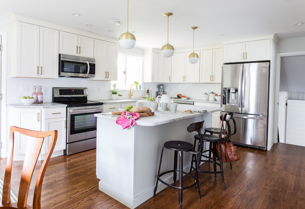Exempel på ett mellanstort modernt l-kök, med en rustik diskho, skåp i shakerstil, vita skåp, bänkskiva i kvartsit, vitt stänkskydd, stänkskydd i keramik, rostfria vitvaror, mellanmörkt trägolv, en köksö och brunt golv