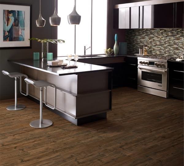 Modern inredning av ett mellanstort u-kök, med en undermonterad diskho, släta luckor, skåp i mörkt trä, flerfärgad stänkskydd, stänkskydd i stickkakel, rostfria vitvaror, vinylgolv, en halv köksö och brunt golv