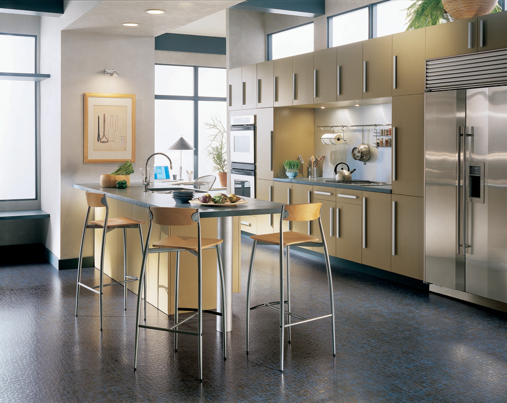 Exempel på ett stort modernt linjärt kök och matrum, med släta luckor, gula skåp, rostfria vitvaror, vinylgolv, en undermonterad diskho, bänkskiva i betong, stänkskydd med metallisk yta, stänkskydd i metallkakel och en köksö