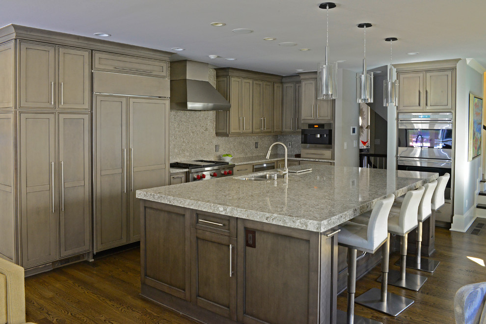 Esempio di un cucina con isola centrale minimalista con top in quarzo composito
