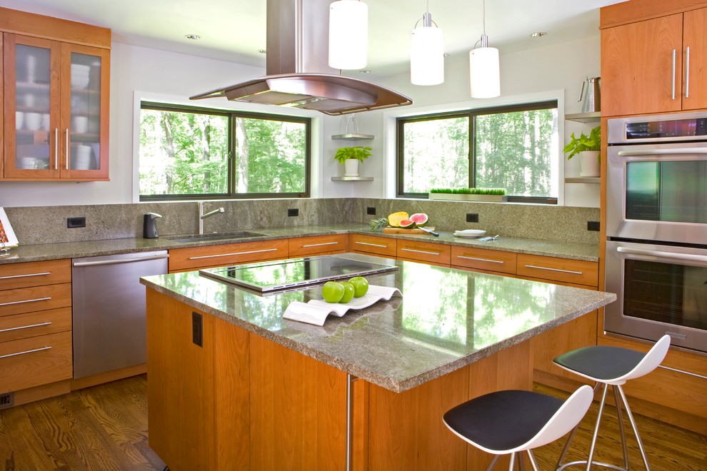 Imagen de cocina contemporánea con fregadero bajoencimera, armarios con paneles lisos, puertas de armario de madera oscura y salpicadero verde
