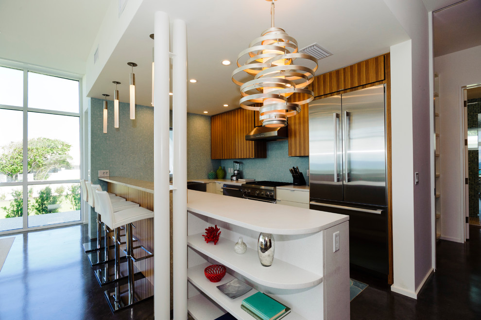 Moderne Küche mit Küchengeräten aus Edelstahl in Miami