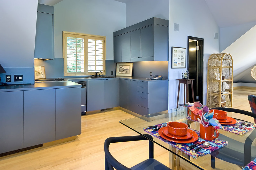 Пример оригинального дизайна: кухня в современном стиле с плоскими фасадами и синими фасадами