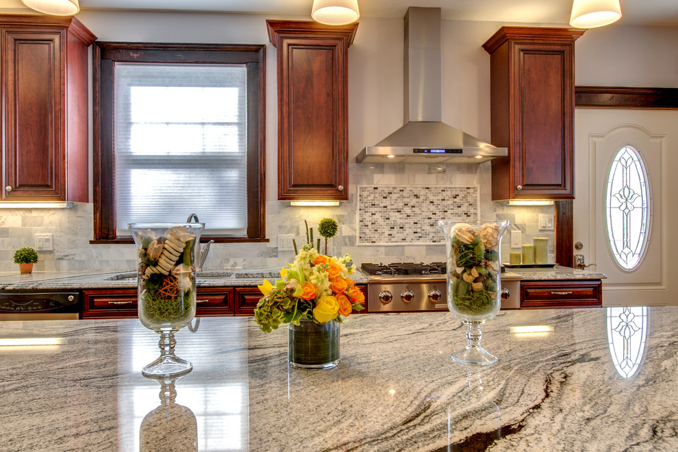 Viscont White granite countertops with Cherry cabinets - Contemporáneo ...