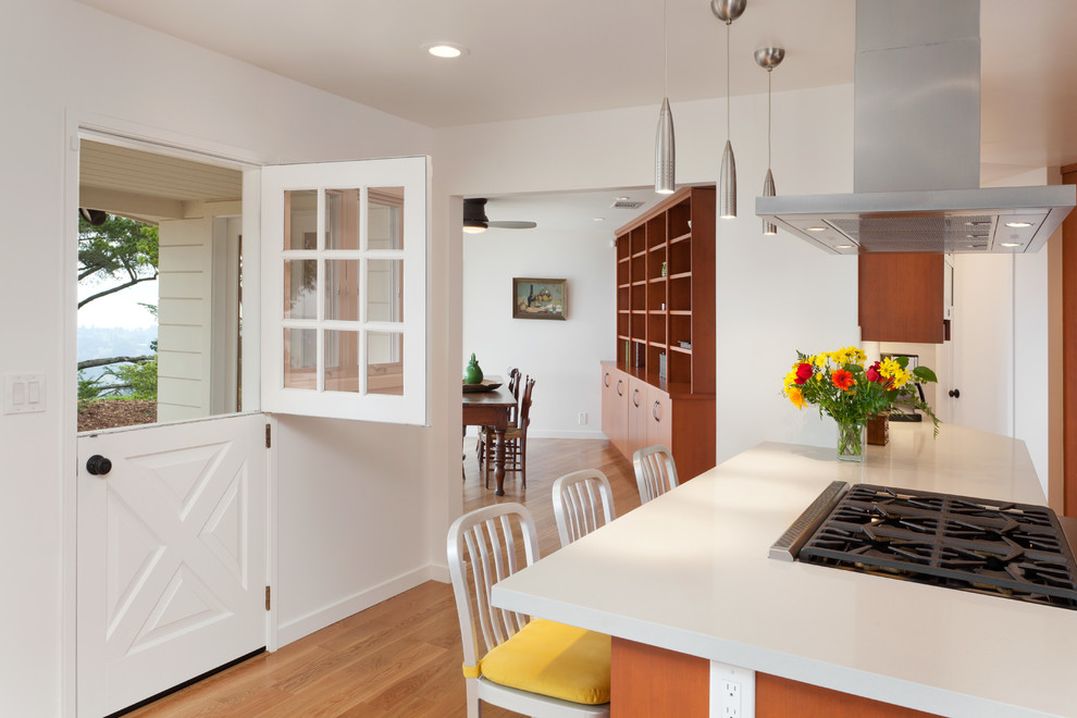 Exempel på ett modernt vit vitt kök och matrum, med en undermonterad diskho, släta luckor, skåp i mellenmörkt trä, bänkskiva i kvartsit, vitt stänkskydd, stänkskydd i keramik, rostfria vitvaror, ljust trägolv och beiget golv