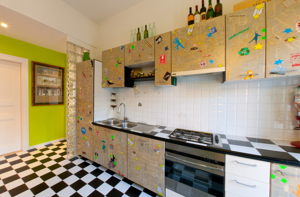 ローマにある中くらいなエクレクティックスタイルのおしゃれなキッチン (ダブルシンク、インセット扉のキャビネット、淡色木目調キャビネット、白い調理設備、アイランドなし、タイルカウンター、白いキッチンパネル、セラミックタイルのキッチンパネル、セラミックタイルの床) の写真