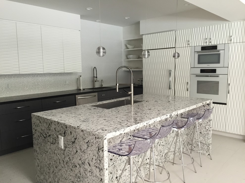 Foto på ett mellanstort funkis kök, med släta luckor, vita skåp, vitt stänkskydd, stänkskydd i mosaik, rostfria vitvaror, klinkergolv i porslin, en köksö, vitt golv och en undermonterad diskho