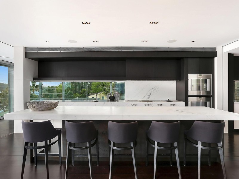 Einzeilige, Mittelgroße Moderne Wohnküche mit weißen Schränken und Küchenrückwand in Beige in Sydney