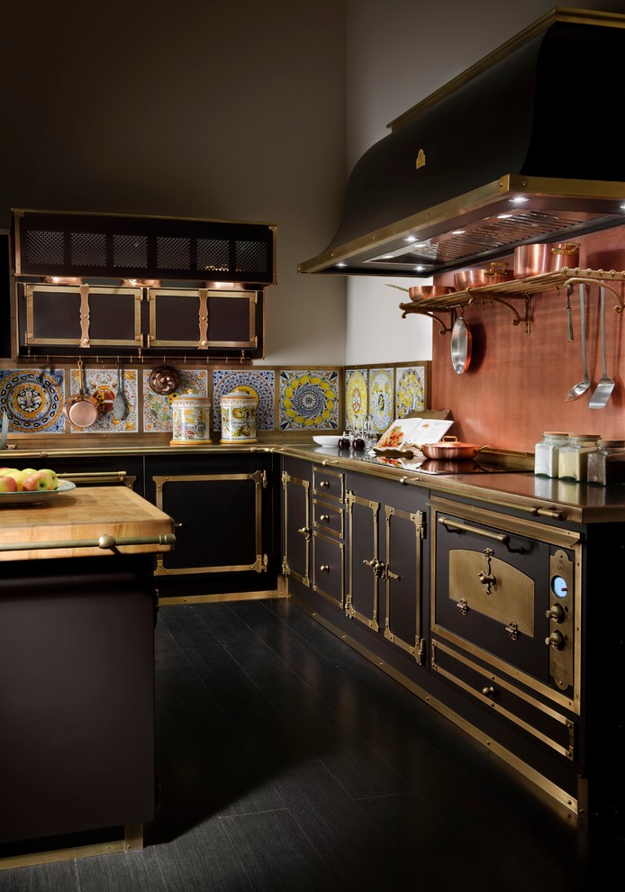 На фото: кухня в викторианском стиле с черной техникой, черным полом и красивой плиткой с